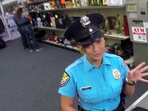 Polizist bumst nuttige Diebin vor ihrem Freund