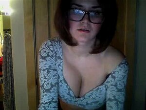 Vollbusiges Mädchen Mit Brille Verwöhnt Sich Vor Ihrer Webcam