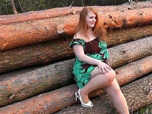 Schüchternes Girl im Wald von hinten gebumst
