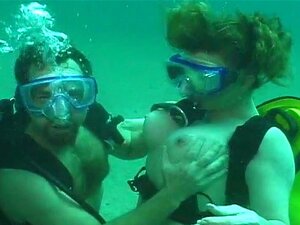 Unterwasser-Blowjob mit Cumshot im Mund