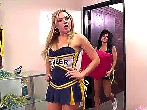 Lizz Tayler lässt sich im Cheerleader Outfit lecken und ficken