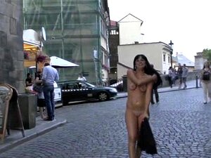 Läuft nackt durch die stadt frau Porno Oase