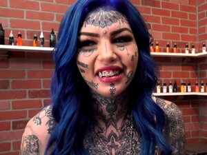 Karmen Karma Ist Eine Unschuldige Teenager Schlampe Die Goth Tattoos Hat Fickt Mit Ihr Gesicht
