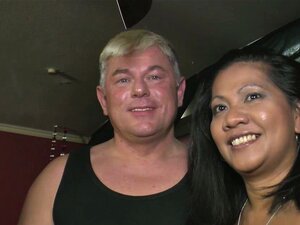 Bei einer Swinger Party wird es heiß und feucht Bei einer Swinger Party wird es heiß und feucht