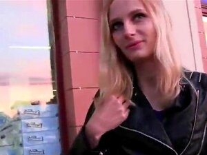 Teen-Blondine Wird Von Ihrem Freund In Ihrem Gemieteten Apartment Gefickt