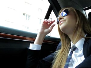 Rauchende Blondine bekommt im Auto den Schwanz zu spüren Rauchende Blondine bekommt im Auto den Schwanz zu spüren