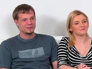 Sex Agentin testet beim Casting ein junges Paar beim Dreier Sex Agentin testet beim Casting ein junges Paar beim Dreier