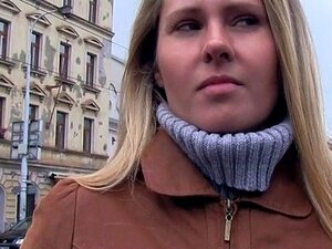 Hübsches, Tschechisches Mädchen Lässt Sich Für Geld Mit Sexspielzeug Verwöhnen