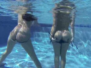Sexy Lesben Spielen Miteinander Am Pool
