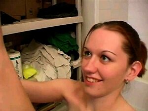 Blowjob Im Badezimmer, Es Ist Zeit Für Einen Geilen Orgasmus