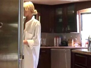Die flache russische Teeny-Süße Carmen wird von ihrem Freund in einer Küche gefressen und gefickt