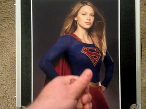 Nackt gefangen supergirl Melissa Benoist