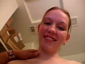 Babe mit Zungenpiercing bumst sich mit Dildo Babe mit Zungenpiercing bumst sich mit Dildo