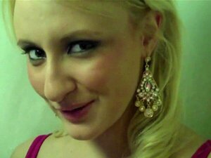 Blonde Göre zeigt ihre Rundungen und wird anal gefickt
