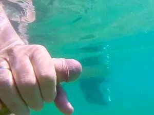 Unterwasser-Blowjob mit Cumshot im Mund