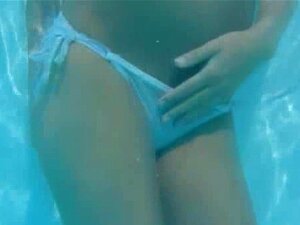 Mädchen pool nackt