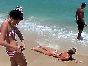 Beach Boys Stehen Auf Heißen Sex Am Sonnigen Strand