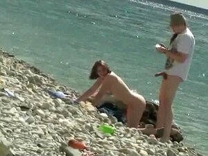 Nackt am strand frau