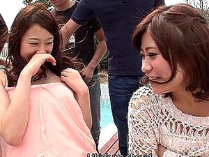 Karin Yazawa bekommt ihre kleine behaarte japanische Muschi geleckt und gefingert