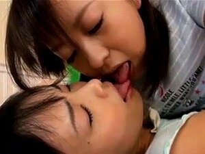 Chinesische Lesbe leckt Muschi ihrer besten Freundin Chinesische Lesbe leckt Muschi ihrer besten Freundin