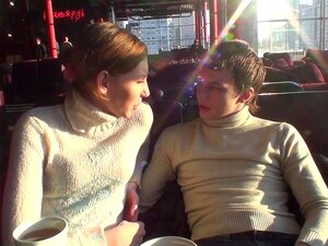 Kellner kriegt Blowjob im Café Kellner kriegt Blowjob im Café